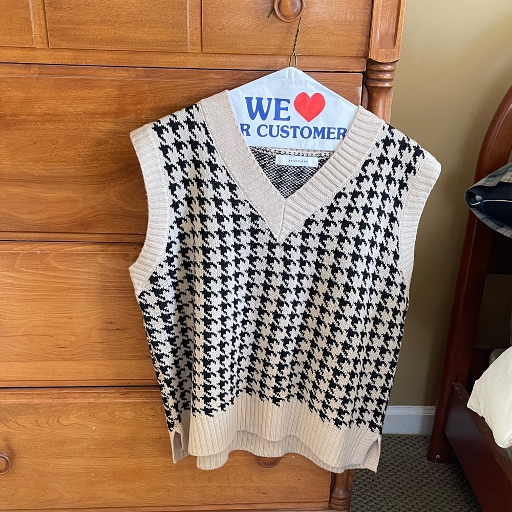 Avantlook Black and Cream V-Neck Sweater Vest